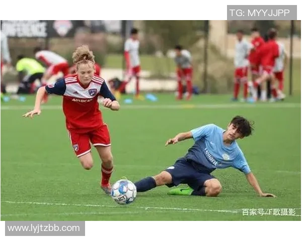 足球球星奋勇用头阻挡飞来足球展现无畏精神与坚毅意志